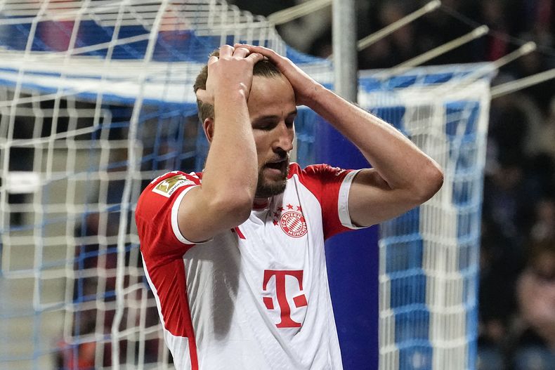 Harry Kane del Bayern Múnich reacciona tras desperdiciar una ocasión ante Bochum en la Bundesliga, el domingo 18 de febrero de 2024. (AP Foto/Martin Meissner)