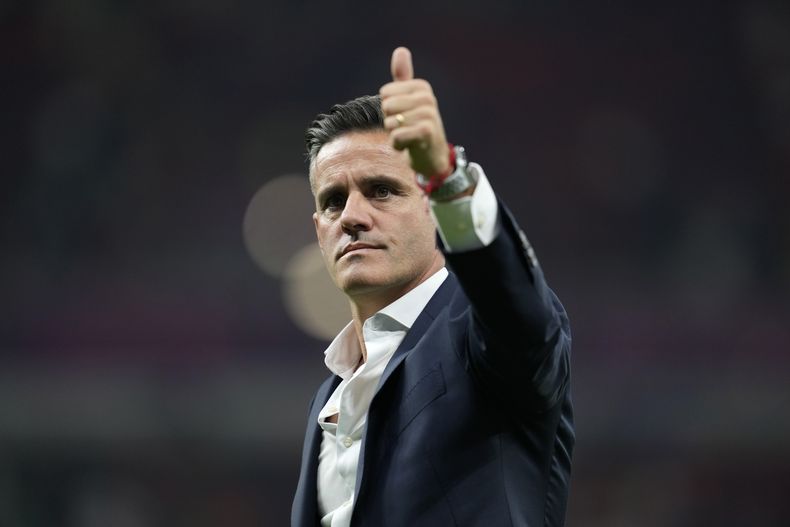 ARCHIVO - El técnico de Canadá John Herdman gesticula al final del partido contra Bélgica en la Copa Mundial, el miércoles 23 de noviembre de 2023, en Doha, Qatar. (AP Foto/Natacha Pisarenko)