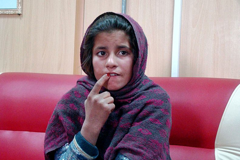 Imagen del lunes 6 de enero de 2014 que muestra a una ni&ntilde;a afgana llamada Spozhmai que fue detenida en el distrito de Khan Neshin, provincia de Helmand. La ni&ntilde;a de 10 a&ntilde;os dijo que su hermano es un comandante talib&aacute;n y que la e