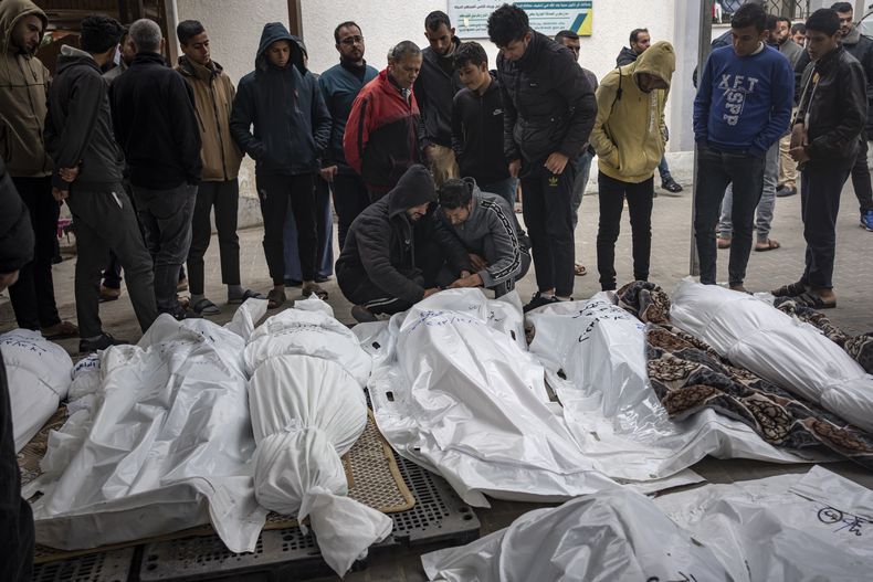 Palestinos muertos durante el conflicto entre Israel y Hamás, en el hospital de Rafah, en el sur de la Franja de Gaza, el 21 de diciembre de 2023.. (Foto AP/Fatima Shbair)
