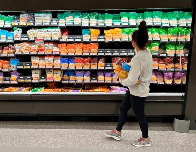 Una clienta en una tienda Target el miércoles 4 de octubre de 2023, en Sheridan, Colorado. (AP Foto/David Zalubowski, Archivo)