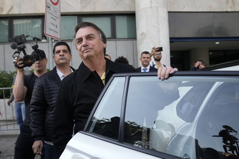 ARCHIVO - El expresidente brasileño Jair Bolsonaro sube a un auto al arribar al aeropuerto de Río de Janeiro, 29 de junio de 2023. La policía federal brasileña interroga al expresidente Jair Bolsonaro sobre el intento de introducir de contrabando joyas de diamantes por un valor estimado de 3 millones de dólares y la venta de dos relojes de lujo que recibió como obsequio de Arabia Saudí cuando estaba en funciones, dijeron las autoridades federales el jueves 31 de agosto de 2023. (AP Foto/Silvia Izquierdo, File)