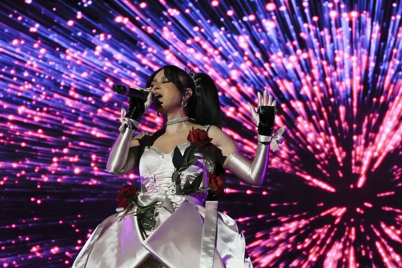 ARCHIVO - La cantante mexicana Denisse Guerrero de Belanova durante su concierto en el festival Vive Latino en la Ciudad de México el 16 de marzo de 2024. (Foto AP/Ginnette Riquelme, archivo)