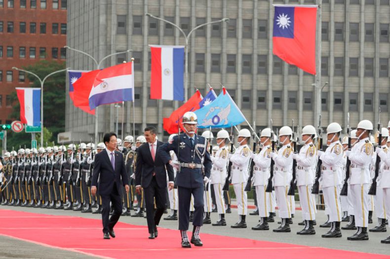 El presidente de Paraguay, Santiago Peña (centro), y su homólogo de Taiwán, Lai Ching-te (izquierda), pasan revista a una guardia de honor militar durante una ceremonia de bienvenida en Taipéi, Taiwán, el 8 de mayo de 2026. (AP Foto/Chiang Ying-ying)