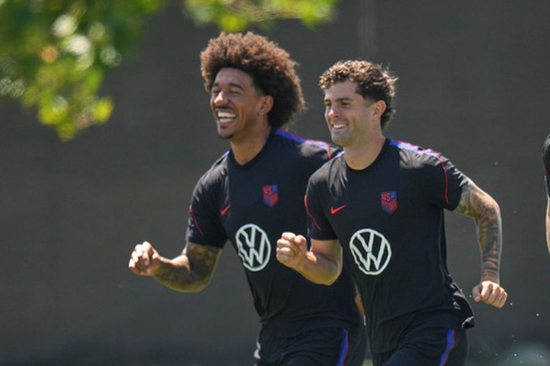 Christian Pulisic (derecha) y Chris Richards durante un entrenamiento de la selección de Estados Unidos en el Mundial, el lunes 22 de junio de 2026, en Irvine, California. (AP Foto/Andre Penner)