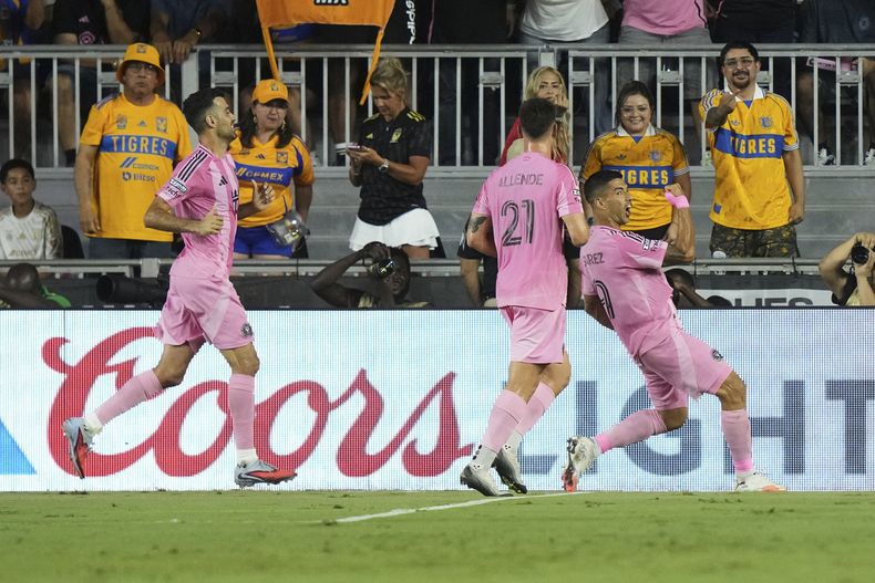 El uruguayo Luis Suárez (derecha), del Inter Miami, celebra tras convertir un penal ante Tigres de México en un duelo de la Leagues Cup, el miércoles 20 de agosto de 2025 en Fort Lauderdale, Florida (AP Foto/Lynne Sladky)