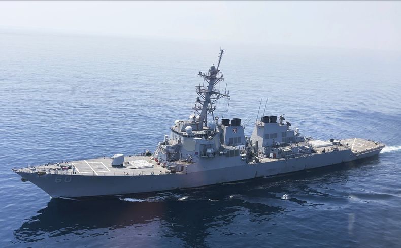 El buque de guerra de EEUU Paul Hamilton después de pasar por el estrecho de Ormuz el viernes 19 de mayo de 2023. Los jefes de las Armadas estadounidense, británica y francesa con base en el Medio Oriente transitaron el viernes por el estrecho a bordo del buque estadounidense, como señal de su postura unificada para mantener abierta la crucial vía navegable después de que Irán se apoderara de dos buques petroleros. (AP Foto/Jon Gambrell)