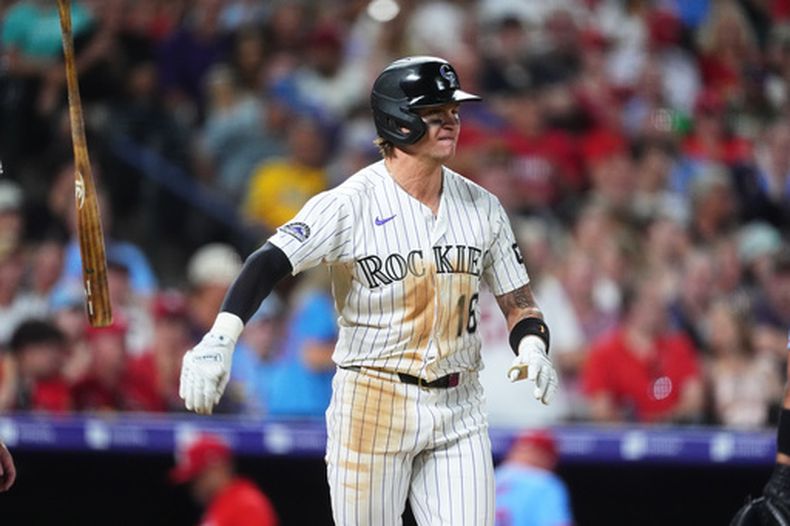 Cole Carrigg, de los Rockies de Colorado, lanza su bate durante el duelo ante los Cardenales de San Luis, el sábado 5 de septiembre de 2026 (AP Foto/David Zalubowski)