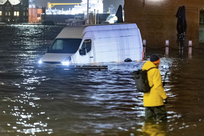 Los efectos de la tormenta en Hamburgo, Alemania, el 21 de diciembre de 2023. (Bodo Marks/dpa via AP)