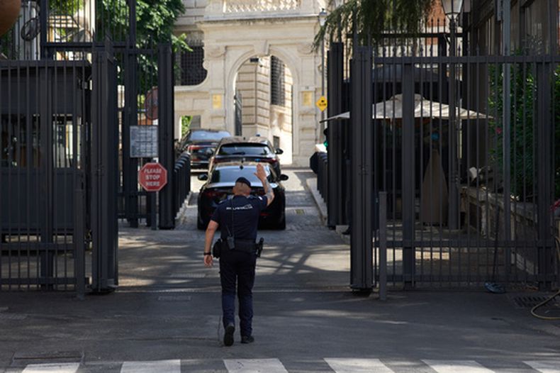 Una caravana de autos llega a la embajada de Estados Unidos en Roma, Italia, donde se prevé la realización de conversaciones en el nivel de embajadores entre Israel y Líbano, el martes 14 de julio de 2026. (AP Foto/Alessandra Tarantino)