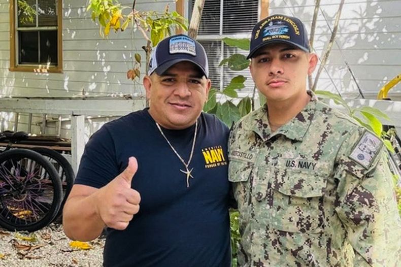 En la imagen, cortesía de Katherine Delgado, aparecen su padrastro Luis Manuel Aviles, izquierda, y su hermano Joshua Aviles fuera de su casa, en octubre de 2025, poco antes de que Joshua fuera desplegado en el USS Lincoln el mes siguiente en Key West, Florida. (Katherine Delgado vía AP)