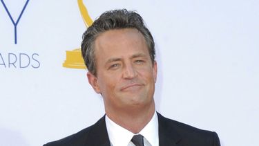 ARCHIVO - El actor Matthew Perry llega a los 64º Premios Primetime Emmy en Los Ángeles el 23 de septiembre de 2012. (Foto Jordan Strauss/Invision/AP, archivo)