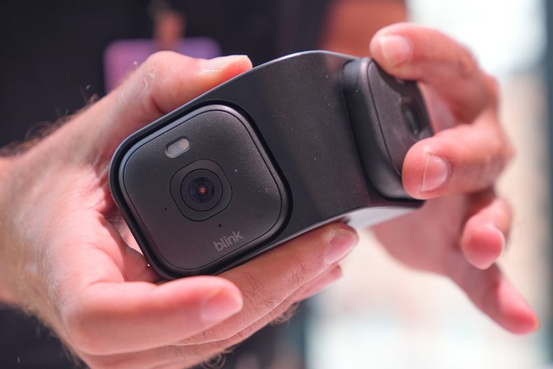 Un hombre demuestra las características de la nueva cámara Blink Arc en un evento de Amazon en Nueva York, el martes 30 de septiembre de 2025. (AP Foto/Seth Wenig)