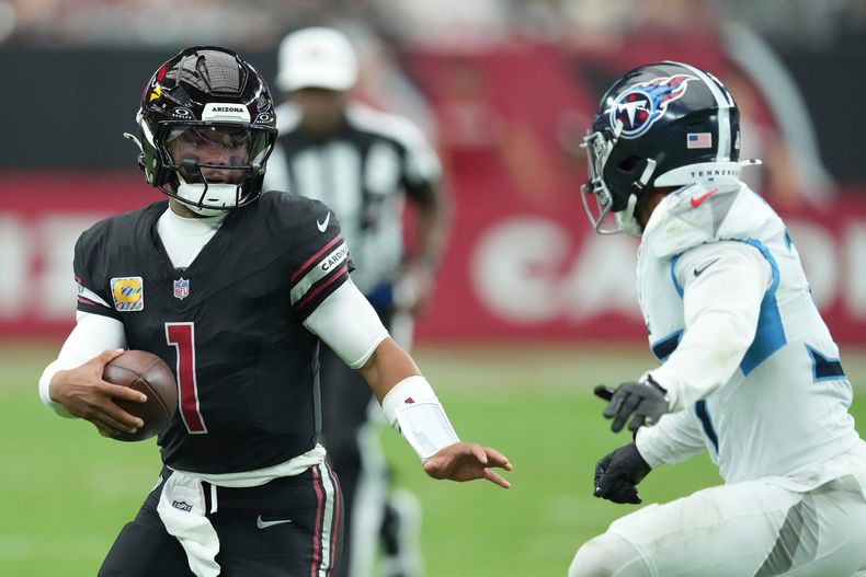 El quarterback de los Cardinals de Arizona Kyler Murray corre con el balón ante el safety Amani Hooker de los Titans de Tennessee el domingo 5 de octubre del 2025. (AP Foto/Ross D. Franklin)