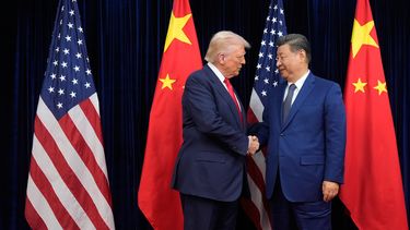 El presidente estadounidense, Donald Trump, y el presidente chino, Xi Jinping, se dan la mano antes de su reunión en el Aeropuerto Internacional Gimhae en Busan, Corea del Sur, el jueves 30 de octubre de 2025. (AP Foto/Mark Schiefelbein)