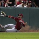 El cubano Lourdes Gurriel Jr., de los Diamondbacks de Arizona,l atrapa una pelota de fául de Matt Thaiss, de los Ángelinos de Los Ángeles, en la cuarta entrada del encuentro en Anaheim, California, el 1 de julio de 2023. (AP Foto/Mark J. Terrill)