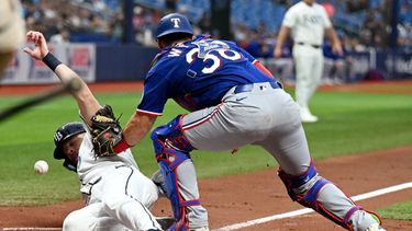 Hunter Feduccia de los Rays de Tampa Bay anota una carrera tras el sencillo de Yandy Díaz frente al receptor Austin Wynns (38) de los Rangers de Texas, el jueves 30 de julio de 2026, en St. Petersburg, Florida. (AP Foto/Jason Behnken)