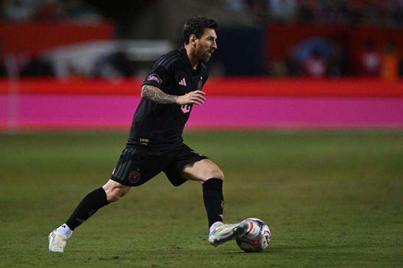 El argentino Lionel Messi, del Inter Miami, conduce el balón durante el encuentro ante el Fire de Chicago, el miércoles 9 de septiembre de 2026 (AP Foto/Paul Beaty)