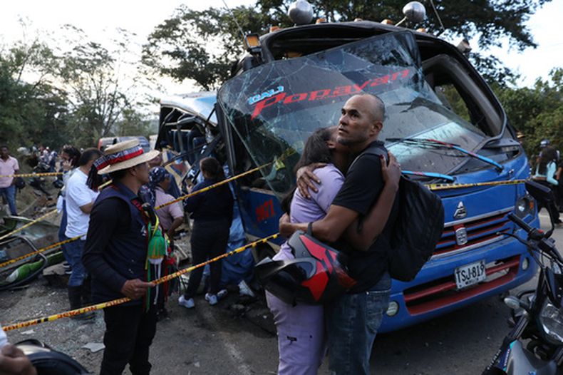 ARCHIVO - Familiares de las víctimas se abrazan frente a un autobús alcanzado por un artefacto explosivo en la Carretera Panamericana en Cajibio, Colombia, el 25 de abril de 2026, luego de un ataque que las autoridades atribuyeron a grupos disidentes de la antigua guerrilla de las FARC y que dejó al menos una docena de muertos. (AP Foto/Santiago Saldarriaga, Archivo)