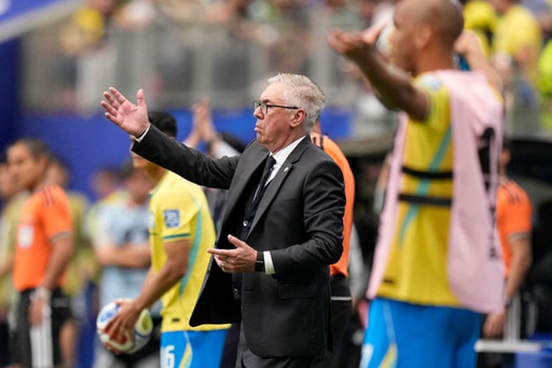 El seleccionador de Brasil Carlo Ancelotti durante el partido contra Japón en los 16vos de final del Mundial, el lunes 29 de junio de 2026. (AP Foto/Ashley Landis)