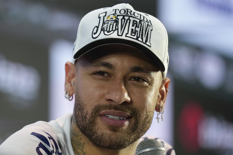 ARCHIVO - Neymar brinda una rueda de prensa en Santos, Brasil, el 31 de enero de 2025. (AP Foto/Andre Penner)