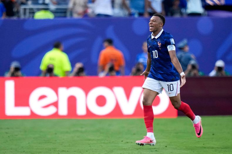 Kylian Mbappé festeja tras anotar un gol para Francia en el partido contra Suecia en los 16vos de final del Mundia, el martes 30 de junio de 2026, en East Rutherford, Nueva Jersey. (AP Foto/Frank Franklin II)