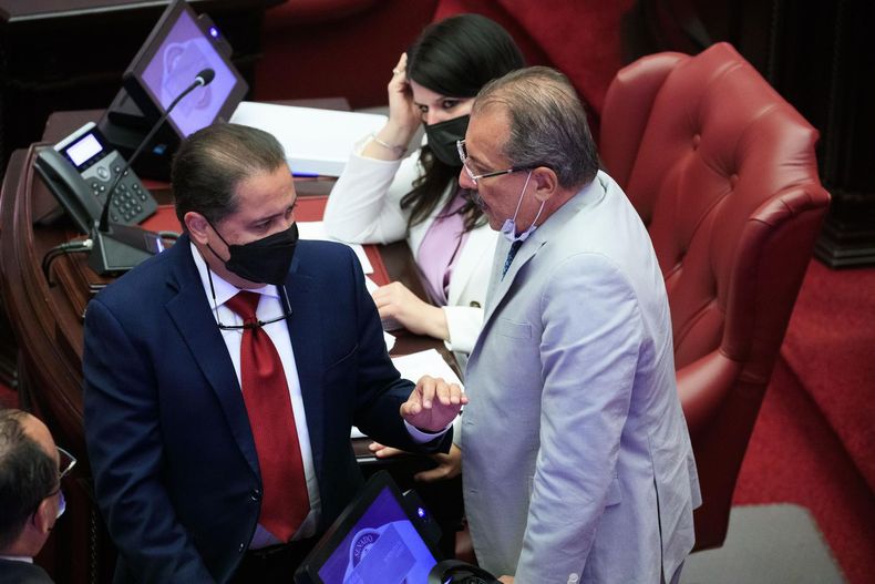 En la foto, José Luis Dalmau, presidente del Senado y autor de la medida, y Juan Zaragoza, presidente de la Comisión de Hacienda.