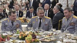 De izquierda a derecha, el viceministro de Defensa de Rusia, Dmitry Bulgakov; el ministro de Defensa, Sergei Shoigu, y el jefe del Estado Mayor, Valery Gerasimov, asisten a la recepción para conmemorar el Día de los Héroes en el Kremlin, en Moscú, Rusia, el miércoles 11 de diciembre de 2019. (Alexei Nikolsky, Sputnik, Kremlin Pool Foto vía AP, Archivo)