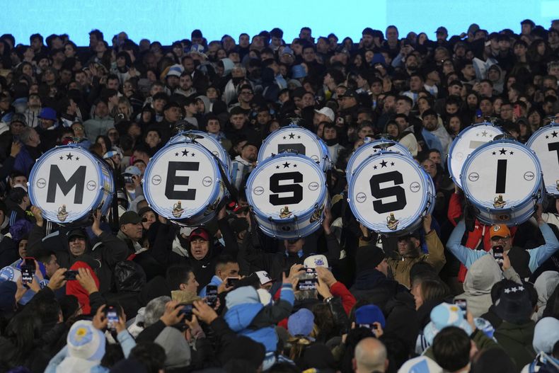 Hinchas de Argentina sostienen bombos con el nombre de Lionel Messi previo al partido contra Venezuela por las eliminatorias para el Mundial 2026 en el estadio Monumental de Buenos Aires, el jueves 4 septiembre de 2025. (AP Foto/Gustavo Garello)
