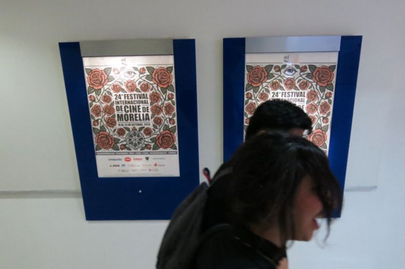 Dos personas pasan junto a carteles que promocionan la 24.ª edición del Festival de Cine de Morelia en la Ciudad de México, el jueves 24 de septiembre de 2026. (Foto AP/Berenice Bautista)