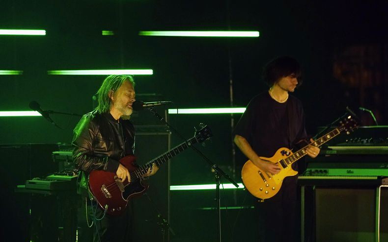 ARCHIVO - Thom Yorke, izquierda, y Jonny Greenwood de The Smile durante el concierto de la banda en el Shrine Auditorium, el 21 de diciembre de 2022, en Los Angeles. The Smile se presentó en concierto en el Auditorio Nacional de la Ciudad de México el 21 de junio de 2023. (Foto AP/Chris Pizzello, archivo)