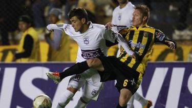 americateve | Giorgian De Arrascaeta, izquierda, de Defensor Sporting de Uruguay disputa el bal&oacute;n con Alejandro Chumacero de The Strongest de Bolivia en un partido por la Copa Libertadores en La Paz, Bolivia, el jueves 17 de abril de 2014. (Foto AP/Juan Karita)