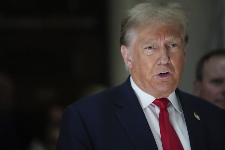 ARCHIVO - El expresidente Donald Trump habla con la prensa al salir de una audiencia en su juicio por fraude empresario, 4 de octubre de 2023 en Nueva York. Los abogados de Trump han pedido a un juez que aplace la causa por posesión de documentos secretos en Florida hasta después de las elecciones del año entrante. (AP Foto/Mary Altaffer, File)