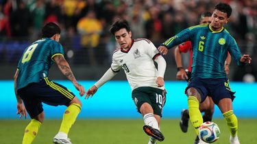 El mexicano Gilberto Mora patea el balón frente a Gustavo Puerta y Richard Rios de Colombia en el encuentro amistoso del sábado 26 de septiembre del 2026. (AP Foto/Stephanie Scarbrough)