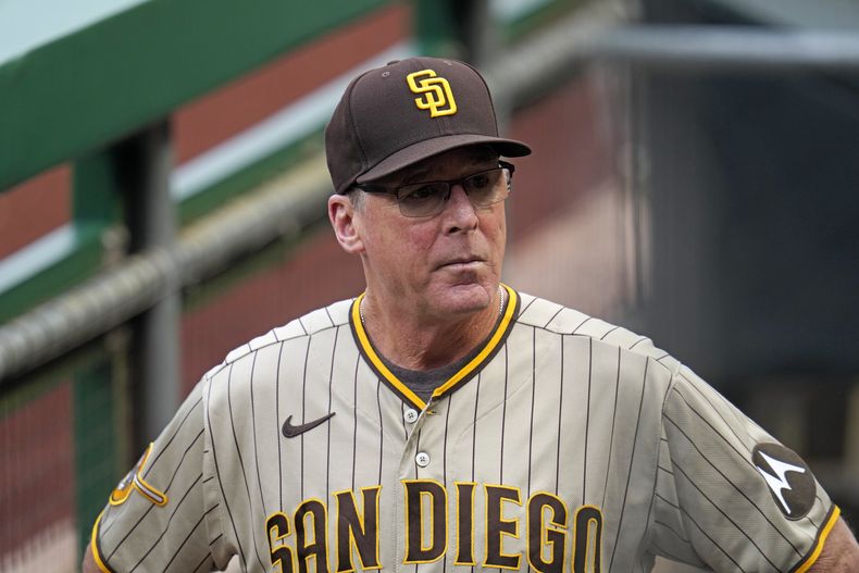 ARCHIVO - El manager de los Padres de San Diego, Bob Melvin, está parado en la caseta previo al partido de béisbol en contra de los Piratas de Pittsburgh, en Pittsburgh, el miércoles 28 de junio de 2023. Los Gigantes de San Francisco contrataron a Bob Melvin proveniente de los Padres, rivales de división. (AP Foto/Gene J. Puskar, Archivo)