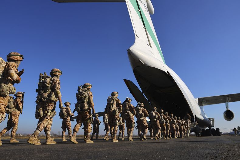 Soldados de la Guardia Revolucionaria de Irán abordan un avión durante un ejercicio militar en el aeropuerto Rasht, en el norte de Irán, en una foto difundida el 5 de enero de 2025. (Hossein Zohrevand/Tasnim News Agency via AP)