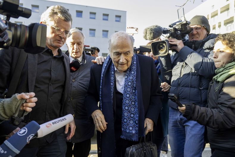 El expresidente de la FIFA Joseph Blatter arriba al tribunal de apelaciones en Muttenz, Suiza, para el inicio de su juicio, el lunes 3 de marzo de 2025. (Urs Flueeler/Keystone vía AP)