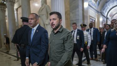 El presidente ucraniano Volodymyr Zelenskyy es recibido por el líder del bloque demócrata en la Cámara de Representantes, Hakeem Jeffries, el jueves 21 de septiembre de 2023. (AP Foto/J. Scott Applewhite)