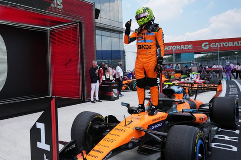 El británico Lando Norris de la escudería McLaren tras ganar el sprint del Gran Premio de Miami el sábado 2 de mayo del 2026. (AP Foto/Rebecca Blackwell)