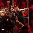 ARCHIVO - Dua Lipa durante su presentación en la 66a edición anual de los Grammy el domingo 4 de febrero de 2024, en Los Ángeles. Dua Lipa, Sza y Shania Twain serán algunas de las artistas principales del festival Glastonbury en junio. (Foto AP/Chris Pizzello, archivo)