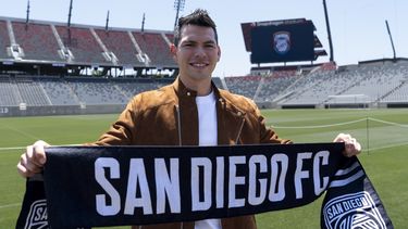 Hirving Chucky Lozano posa con la bufanda del San Diego FC durante su presentación con el nuevo equipo de la MLS, el jueves 13 de junio 2024, en San Diego. (AP Foto/Gregory Bull)