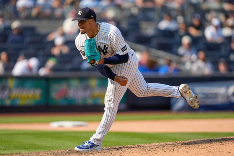 El lanzador de los Yankees de Nueva York, Fernando Cruz, lanza durante la novena entrada de un partido de béisbol contra los Marineros de Seattle, el jueves 13 de agosto de 2026, en Nueva York. (Foto AP/Yuki Iwamura)