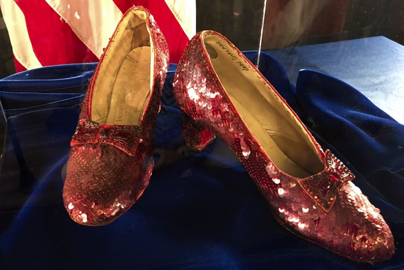 ARCHIVO - Las zapatillas rubí que alguna vez usó Judy Garland en El Mago de Oz se exhiben en una conferencia de prensa, el 4 de septiembre de 2018, en la oficina del FBI en Brooklyn Center, Minnesota. (Foto AP/Jeff Baenen, archivo)