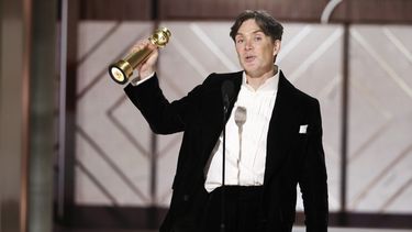 En esta imagen proporcionada por CBS, Cillian Murphy recibe el premio a mejor actor en una película de drama por Oppenheimer en la 81a edición de los Globos de Oro el domingo 7 de enero de 2024, en el Hotel Beverly Hilton en Beverly Hills, California. (Sonja Flemming/CBS via AP)