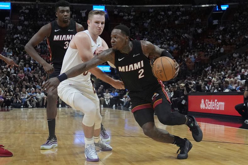 El base del Heat de Miami Terry Rozier maneja el balón superando al base de los Cavaliers de Cleveland Sam Merrill en el encuentro de la NBA del domingo 24 de marzo del 2024. (AP Foto/Marta Lavandier)