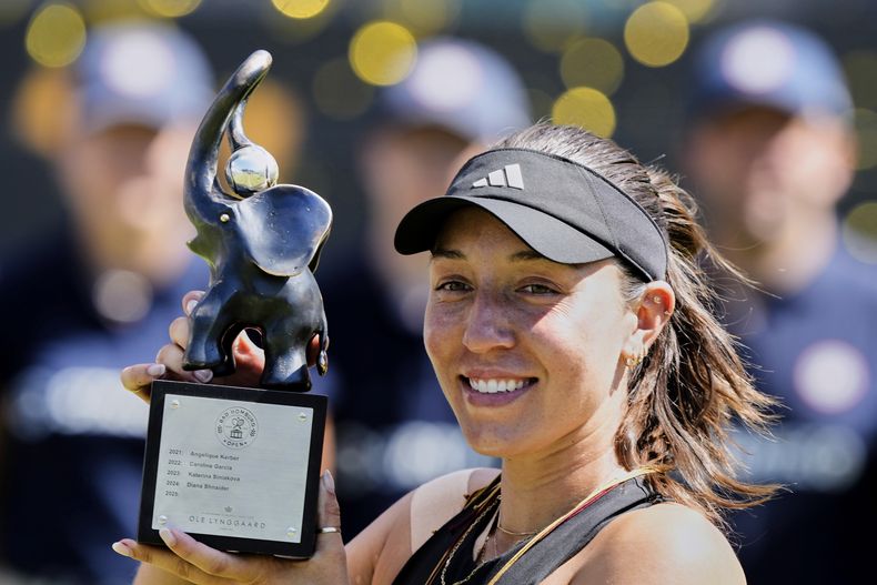 Jessica Pegula de EE. UU. posa con el trofeo tras ganar contra Iga Swiatek de Polonia en el partido final del torneo de tenis de la WTA en Bad Homburg, Alemania, el sábado 28 de junio de 2025. (AP Photo/Michael Probst)