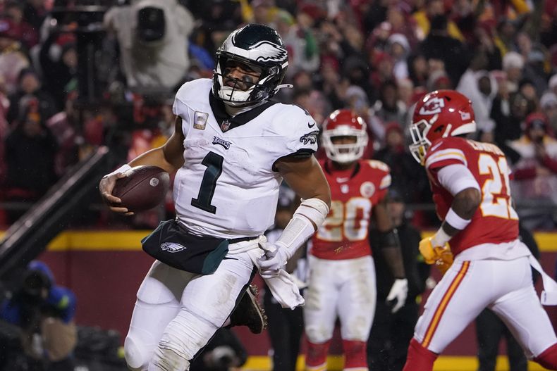 El quarterback de los Eagles Jalen Hurts anota en la segunda mitad del partido ante los Chiefs de Kansas City, el lunes 20 de noviembre de 2023, en Kansas City. (AP Foto/Ed Zurga)