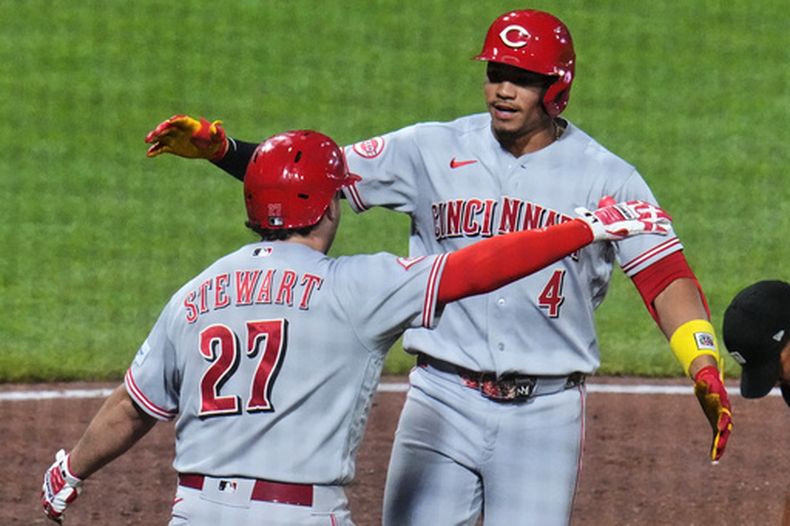 Noelvi Marte (4), de los Rojos de Cincinnati, celebra con Sal Stewart (27) al cruzar el plato tras conectar un jonrón de dos carreras ante el lanzador de los Piratas de Pittsburgh, Mason Montgomery, durante la octava entrada de un partido de béisbol en Pittsburgh, el viernes 26 de junio de 2026. (Foto AP/Gene J. Puskar)