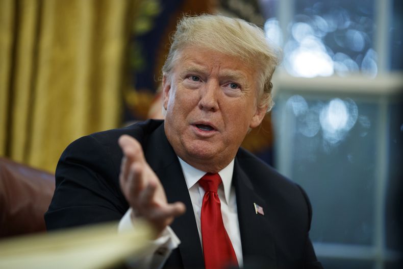 ARCHIVO - El presidente Donald Trump habla durante una entrevista con The Associated Press en el Despacho Oval de la Casa Blanca en Washington el 16 de octubre de 2018. (AP foto/Evan Vucci, archivo)