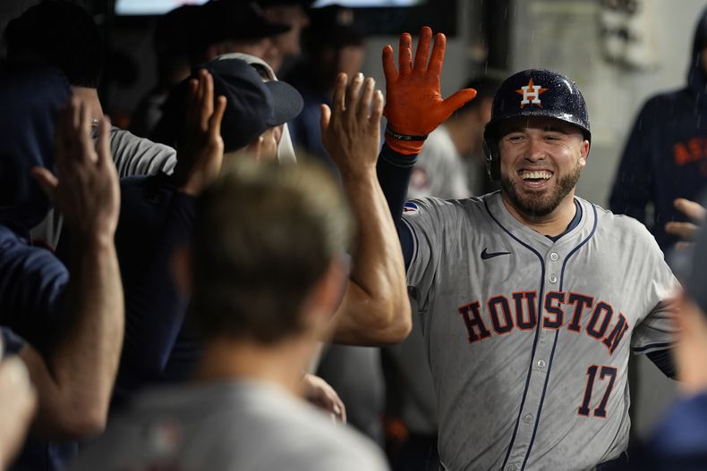 El puertorriqueño de los Astros de Houston, Víctor Caratini (17), es felicitado en el banquillo luego de impactar un jonrón en el noveno capítulo del juego de béisbol ante los Guardianes de Cleveland. (AP Foto/Sue Ogrocki)